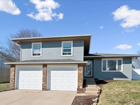 Photo of 2514 W 60TH Street, Davenport, IA 52806 (MLS # 12598906)