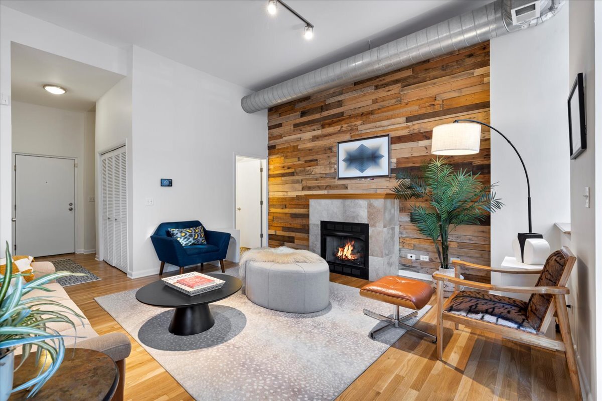 1137 N Wood Street 1F