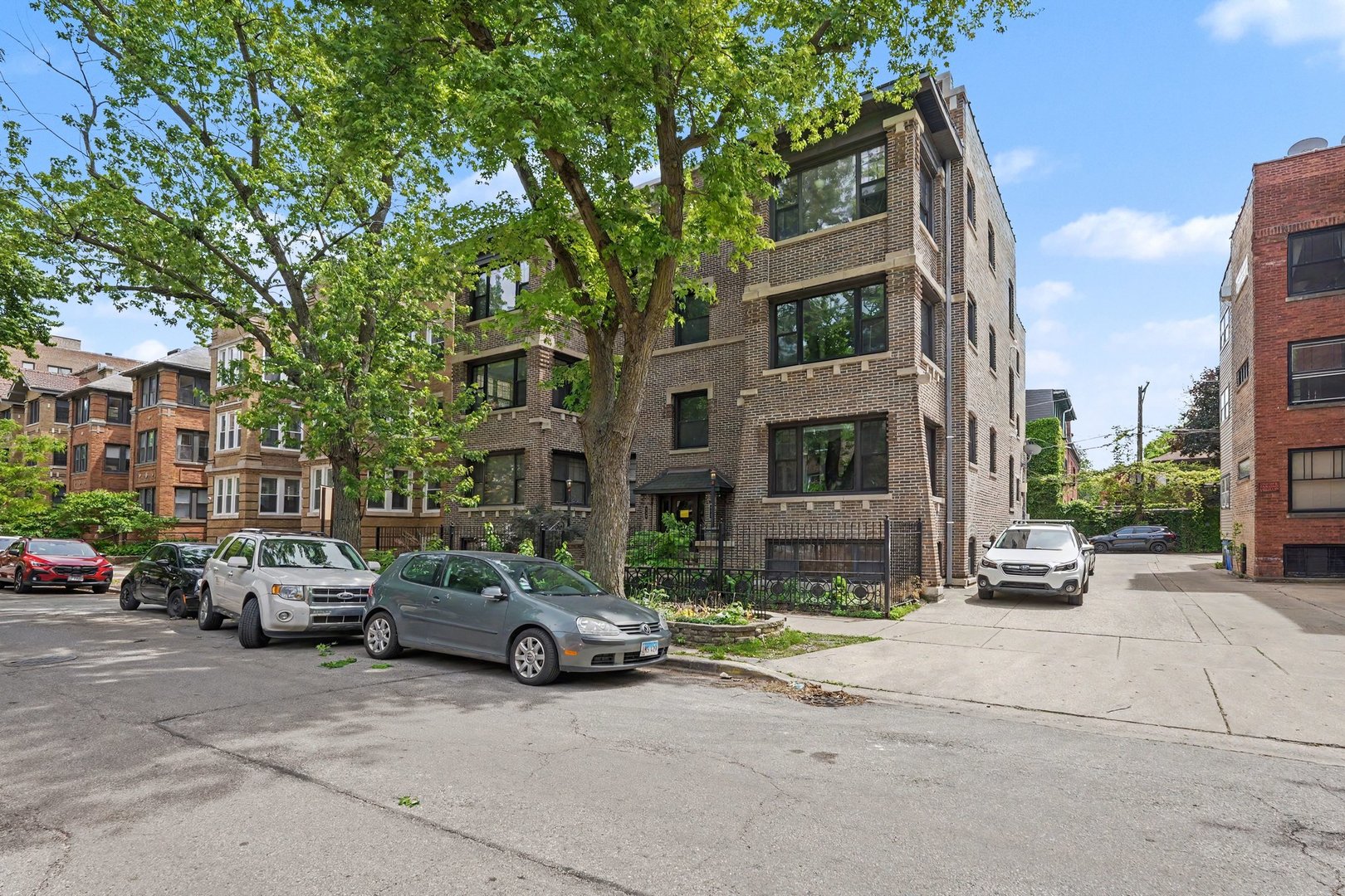 857 W Ainslie Street G
