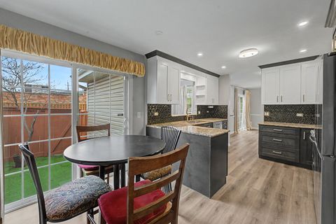 Tiny photo for 1903 N Evergreen Avenue, Arlington Heights, IL 60004 (MLS # 12577281)