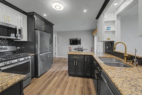 Tiny photo for 1903 N Evergreen Avenue, Arlington Heights, IL 60004 (MLS # 12577281)