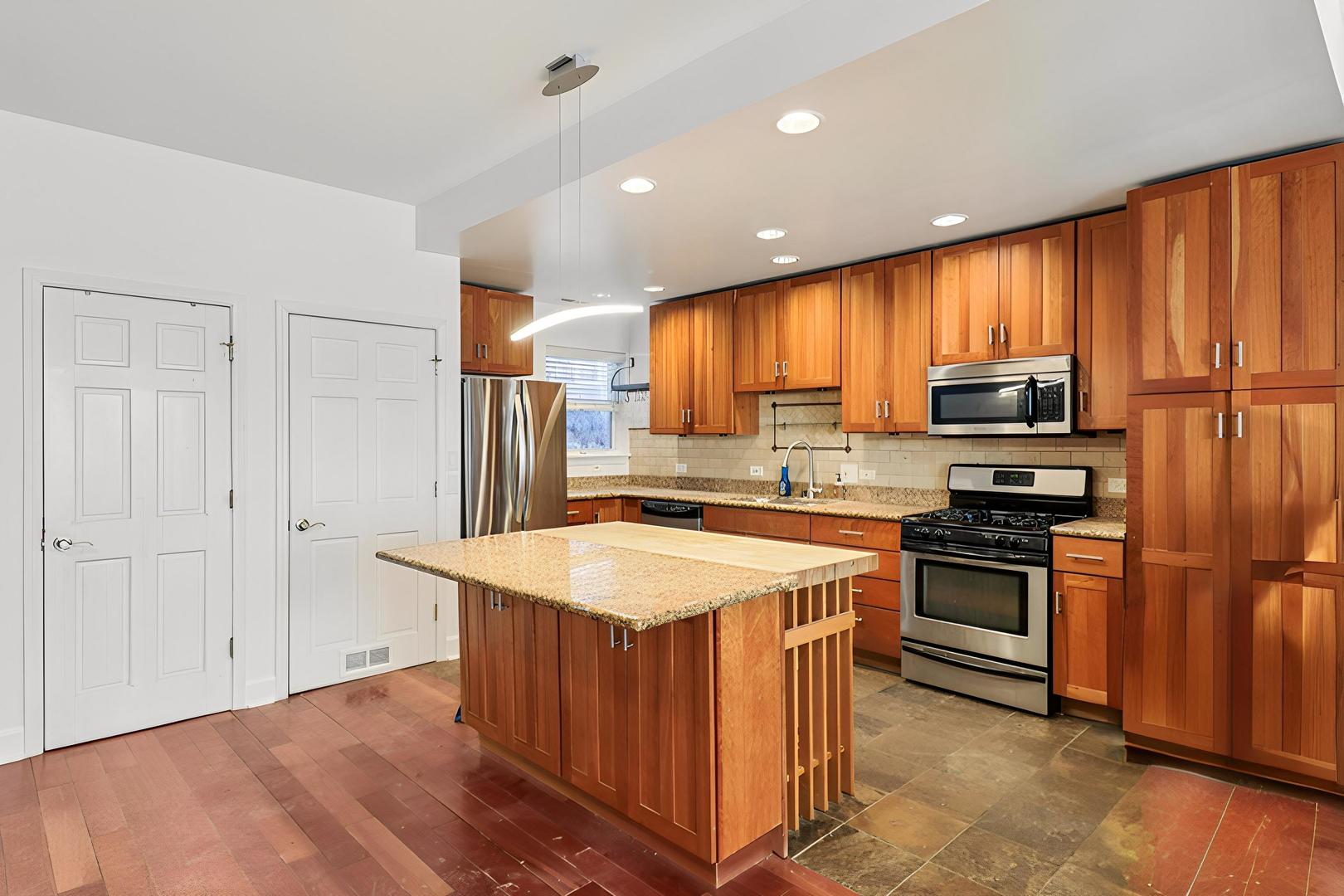 7622 N Greenview Avenue 2N