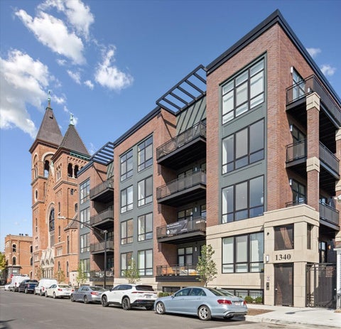 Photo of 1340 W Chestnut Street #401, Chicago, IL 60642 (MLS # 12756258)