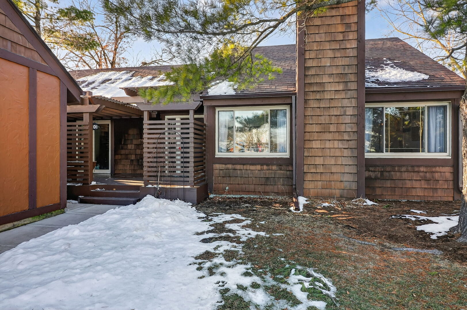 2S600 Angeline Court