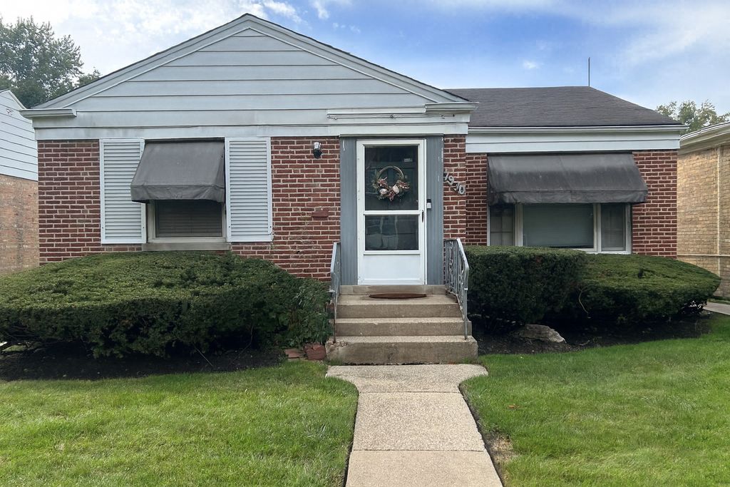 Photo for 7930 Kedvale Avenue, Skokie, IL 60076 (MLS # 12503030)