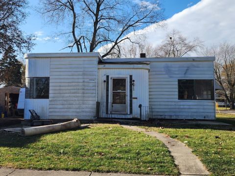 Photo of 945 N Mill Street, Pontiac, IL 61764 (MLS # 12522838)