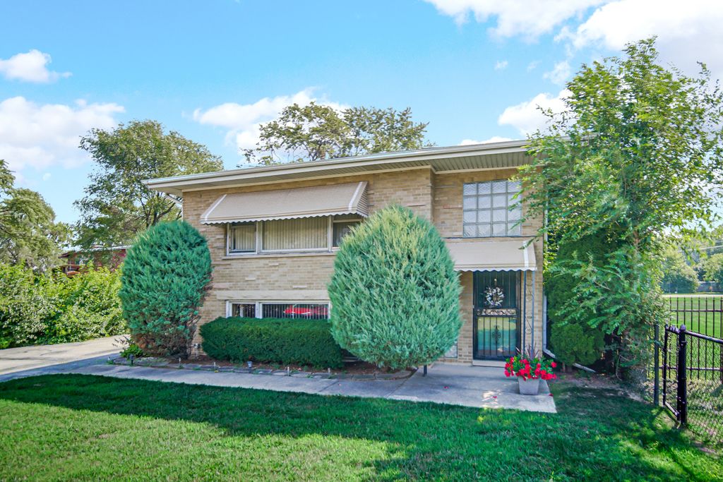 Photo for 13609 S Crawford Avenue, Crestwood, IL 60418 (MLS # 12445026)