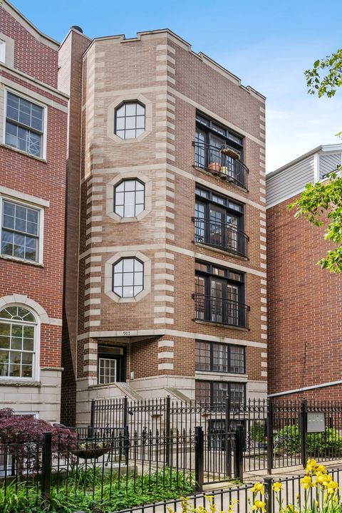 911 W Roscoe Street 3 Chicago IL 60657