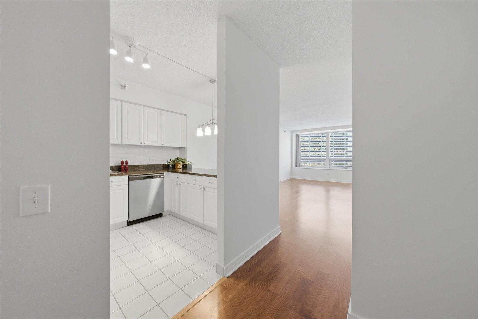 512 N MCCLURG Court 2611