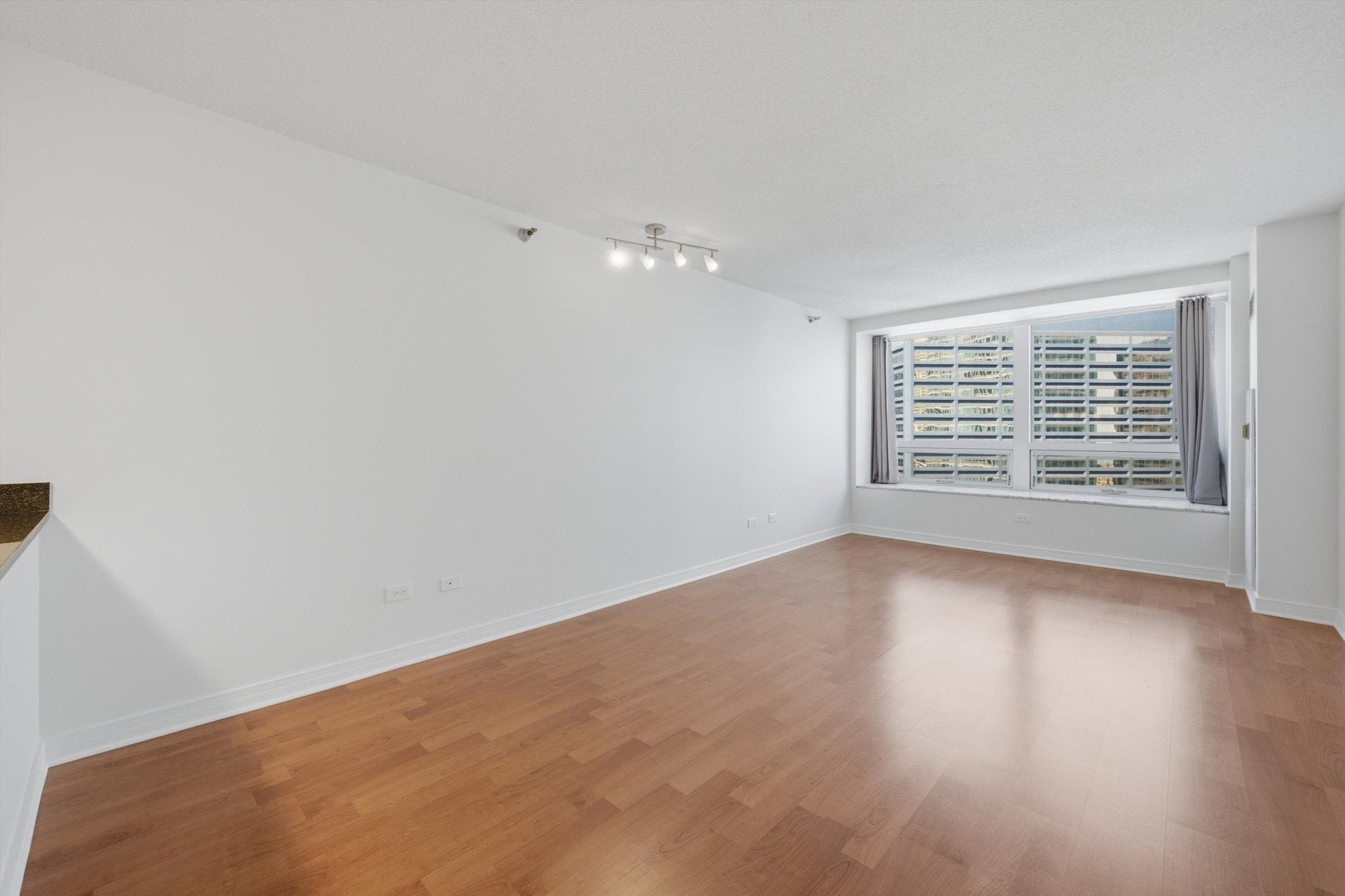 512 N MCCLURG Court 2611