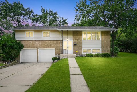 Photo of 306 N Bissell Drive, Palatine, IL 60074 (MLS # 12458077)