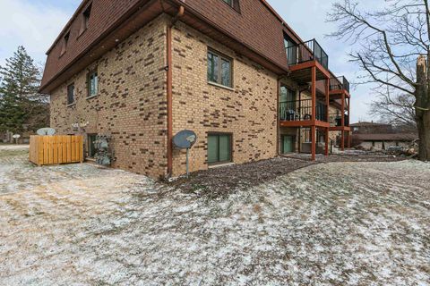 Tiny photo for 5102 25th Ave Ct Court #102, Moline, IL 61265 (MLS # 100000151)