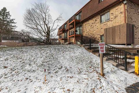 Tiny photo for 5102 25th Ave Ct Court #102, Moline, IL 61265 (MLS # 100000151)