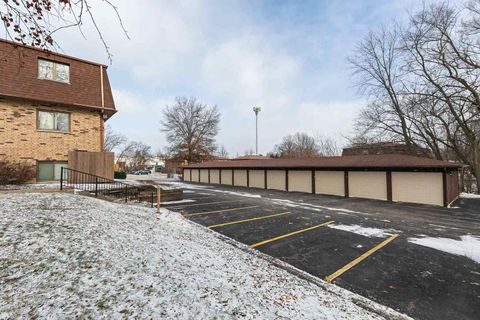 Tiny photo for 5102 25th Ave Ct Court #102, Moline, IL 61265 (MLS # 100000151)