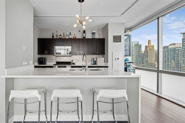 8 E RANDOLPH Street 3004