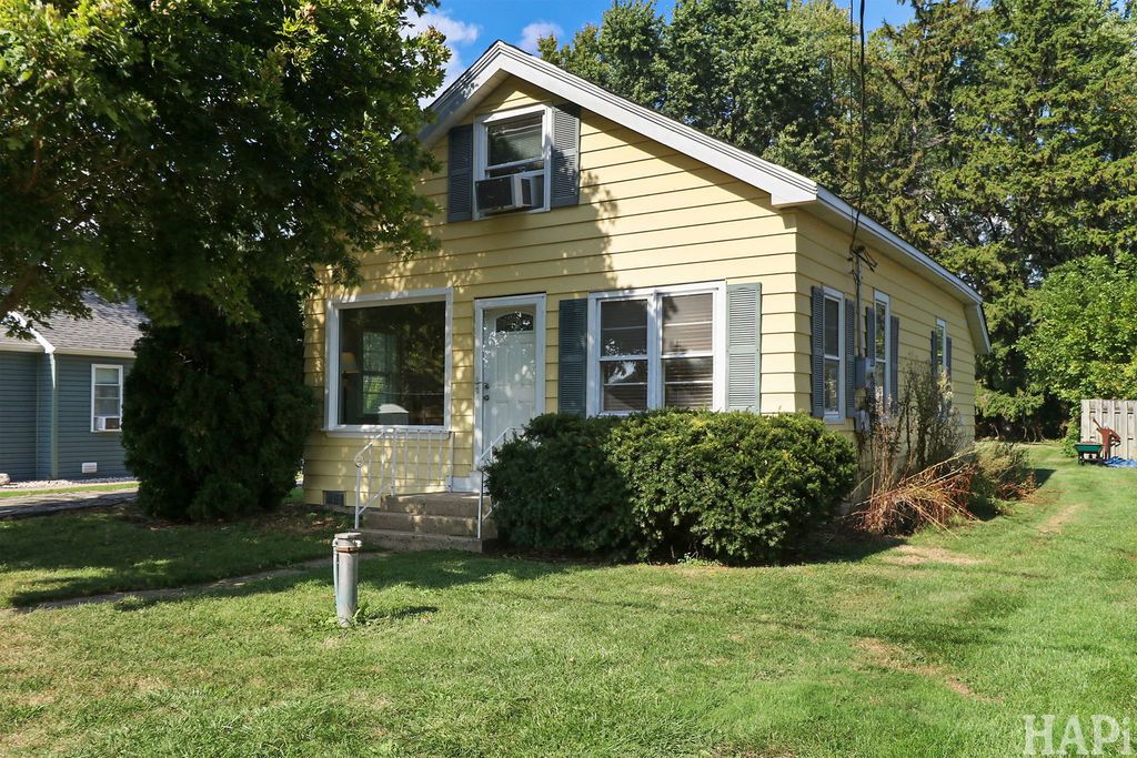 Photo for 22969 W Lakeview Avenue, Antioch, IL 60002 (MLS # 12488628)