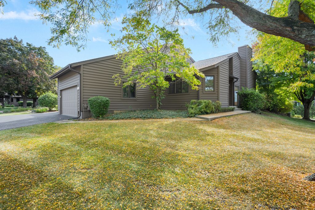 Photo for 106 Sumac Court, St. Charles, IL 60174 (MLS # 12457048)