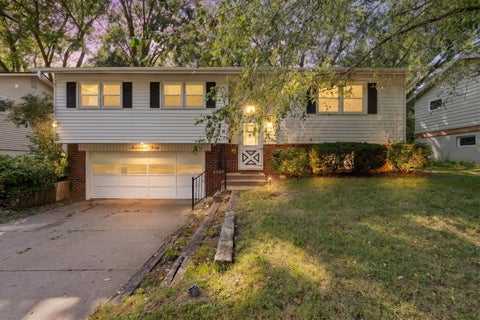 Photo of 1730 Fairmeadow Drive, Bettendorf, IA 52722 (MLS # 12743392)