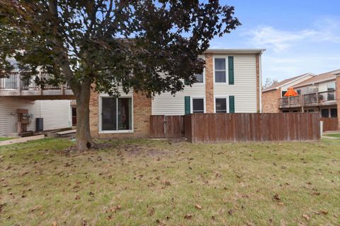 Tiny photo for 1975 Kenilworth Circle #B, Hoffman Estates, IL 60169 (MLS # 12496818)