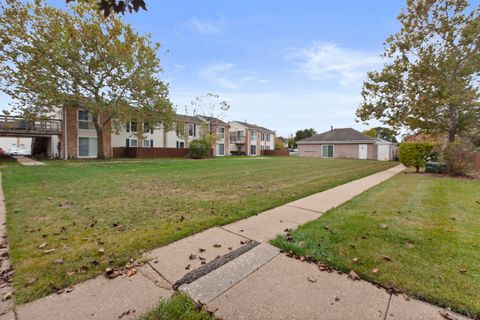Tiny photo for 1975 Kenilworth Circle #B, Hoffman Estates, IL 60169 (MLS # 12496818)