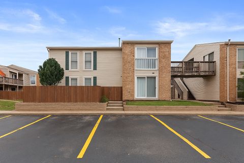 Photo of 1975 Kenilworth Circle #B, Hoffman Estates, IL 60169 (MLS # 12496818)
