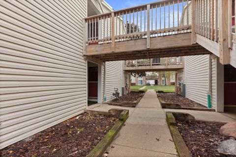 Tiny photo for 1975 Kenilworth Circle #B, Hoffman Estates, IL 60169 (MLS # 12496818)