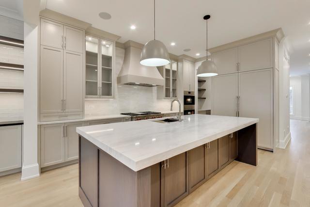 1920 W Fletcher Street