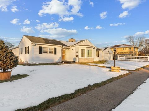 Tiny photo for 1456 W Garfield Street, Davenport, IA 52804 (MLS # 100000060)