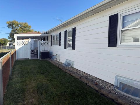 Tiny photo for 1456 W Garfield Street, Davenport, IA 52804 (MLS # 100000060)