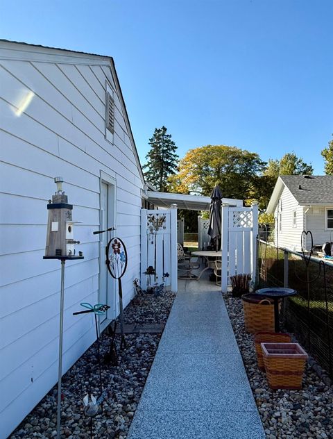 Tiny photo for 1456 W Garfield Street, Davenport, IA 52804 (MLS # 100000060)