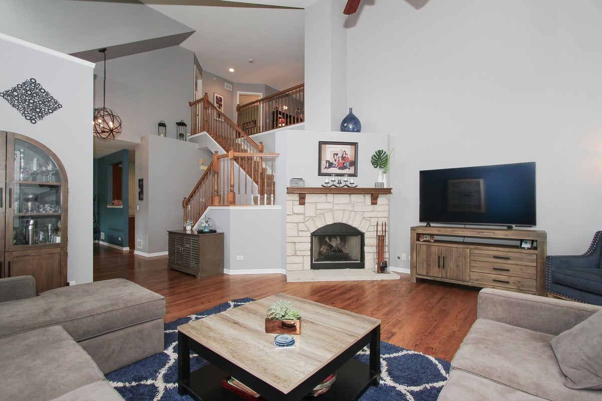 44 Lakebreeze Court
