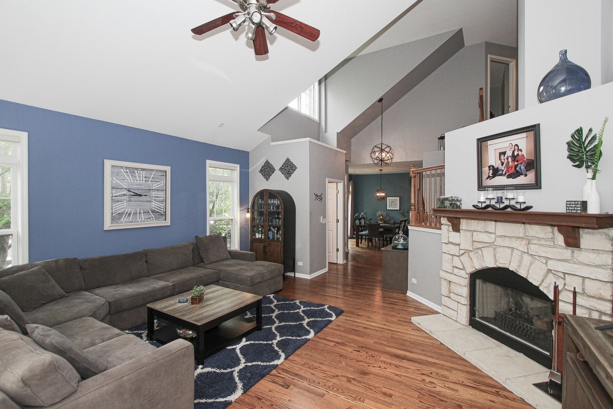 44 Lakebreeze Court