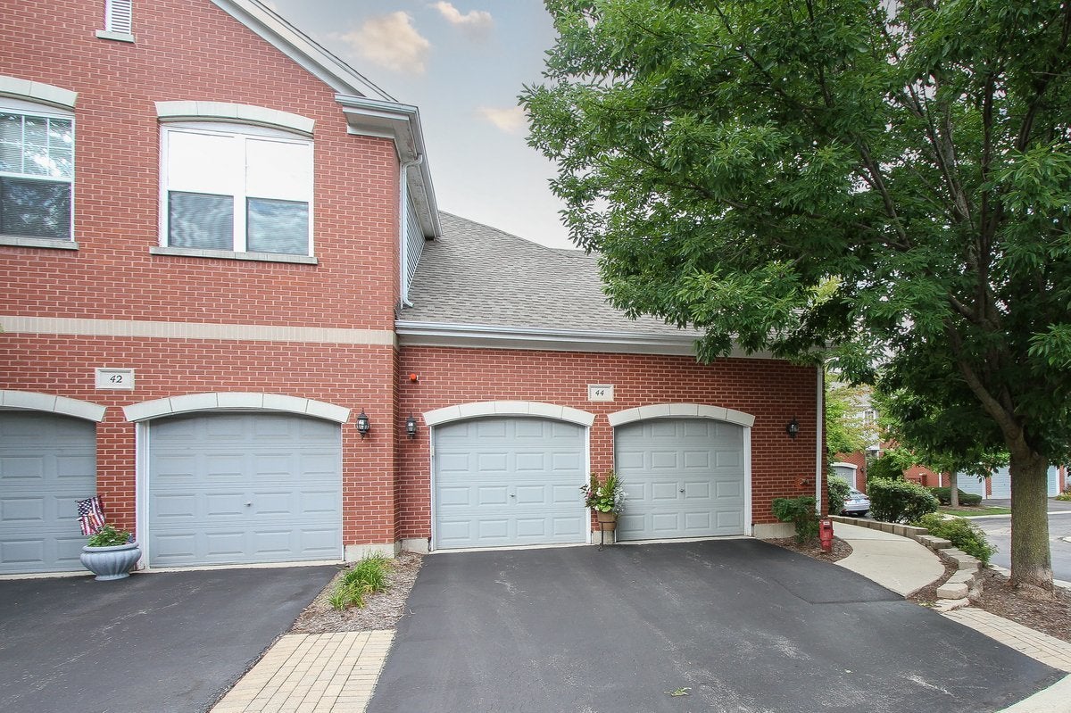 44 Lakebreeze Court