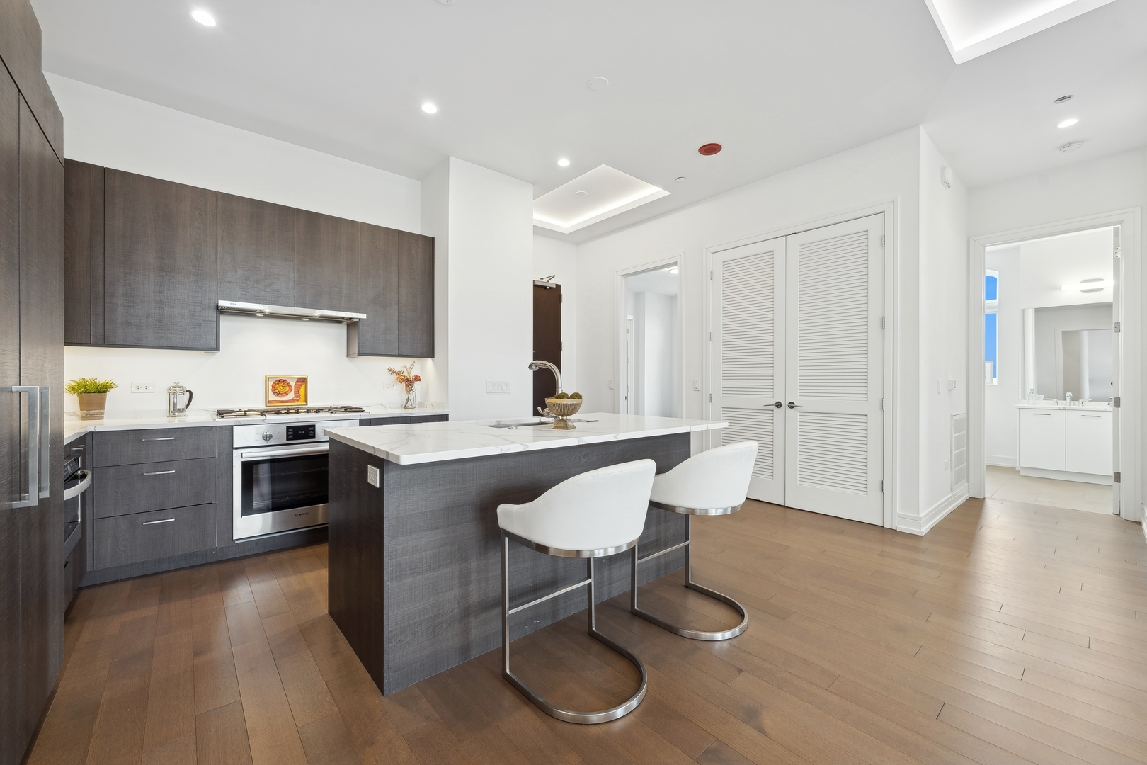 434 W Melrose Street 902