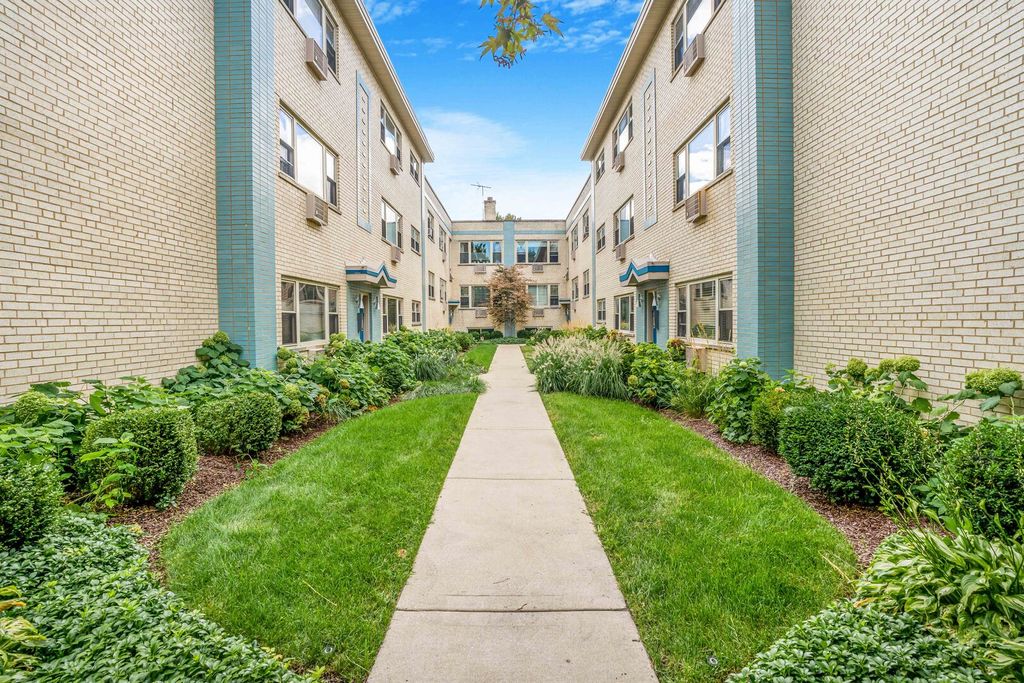Photo for 4856 N Paulina Street #3W, Chicago, IL 60640 (MLS # 12473495)