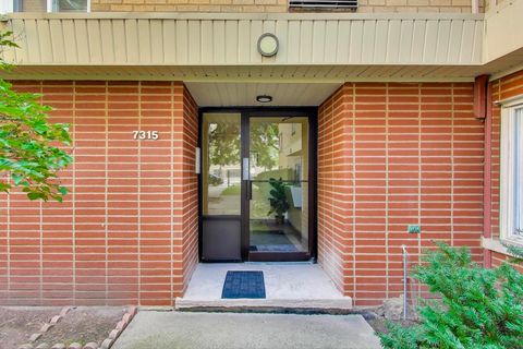 Tiny photo for 7315 N Oakley Avenue #1A, Chicago, IL 60645 (MLS # 12499468)