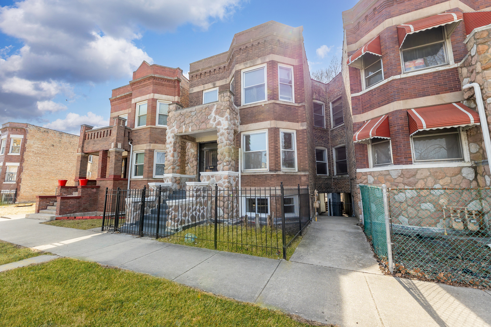 4843 W Gladys Avenue