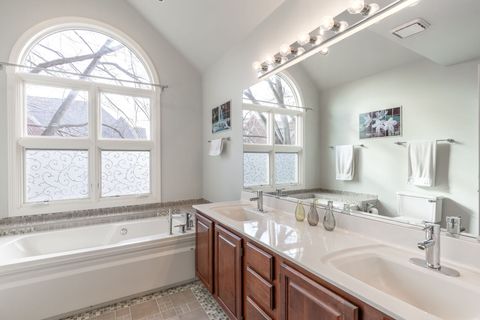 Tiny photo for 5842 N SAINT JOHNS Court, Chicago, IL 60646 (MLS # 12494433)