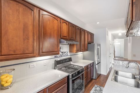Tiny photo for 5842 N SAINT JOHNS Court, Chicago, IL 60646 (MLS # 12494433)