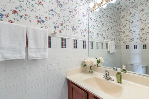 Tiny photo for 5842 N SAINT JOHNS Court, Chicago, IL 60646 (MLS # 12494433)