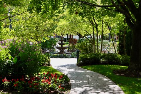 Tiny photo for 5842 N SAINT JOHNS Court, Chicago, IL 60646 (MLS # 12494433)