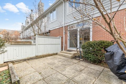 Tiny photo for 5842 N SAINT JOHNS Court, Chicago, IL 60646 (MLS # 12494433)