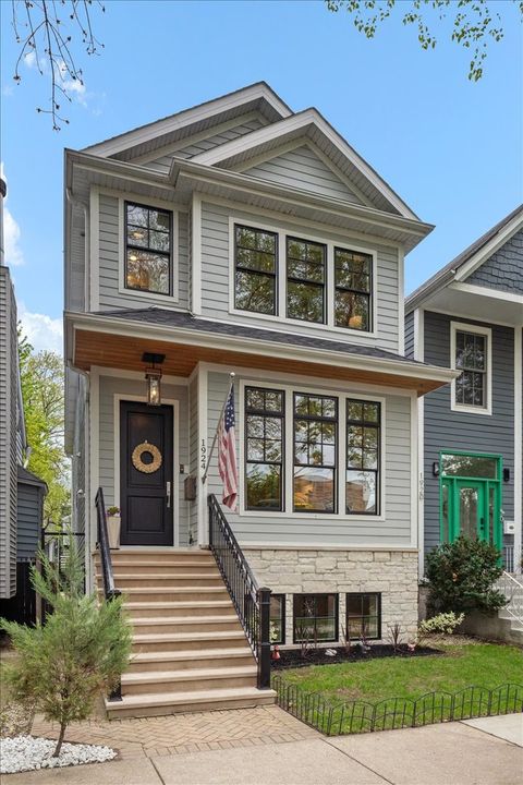 Photo of 1924 W Farragut Avenue, Chicago, IL 60640 (MLS # 12635358)