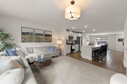 Tiny photo for 352 Bridgeview Court, St. Charles, IL 60174 (MLS # 12561281)