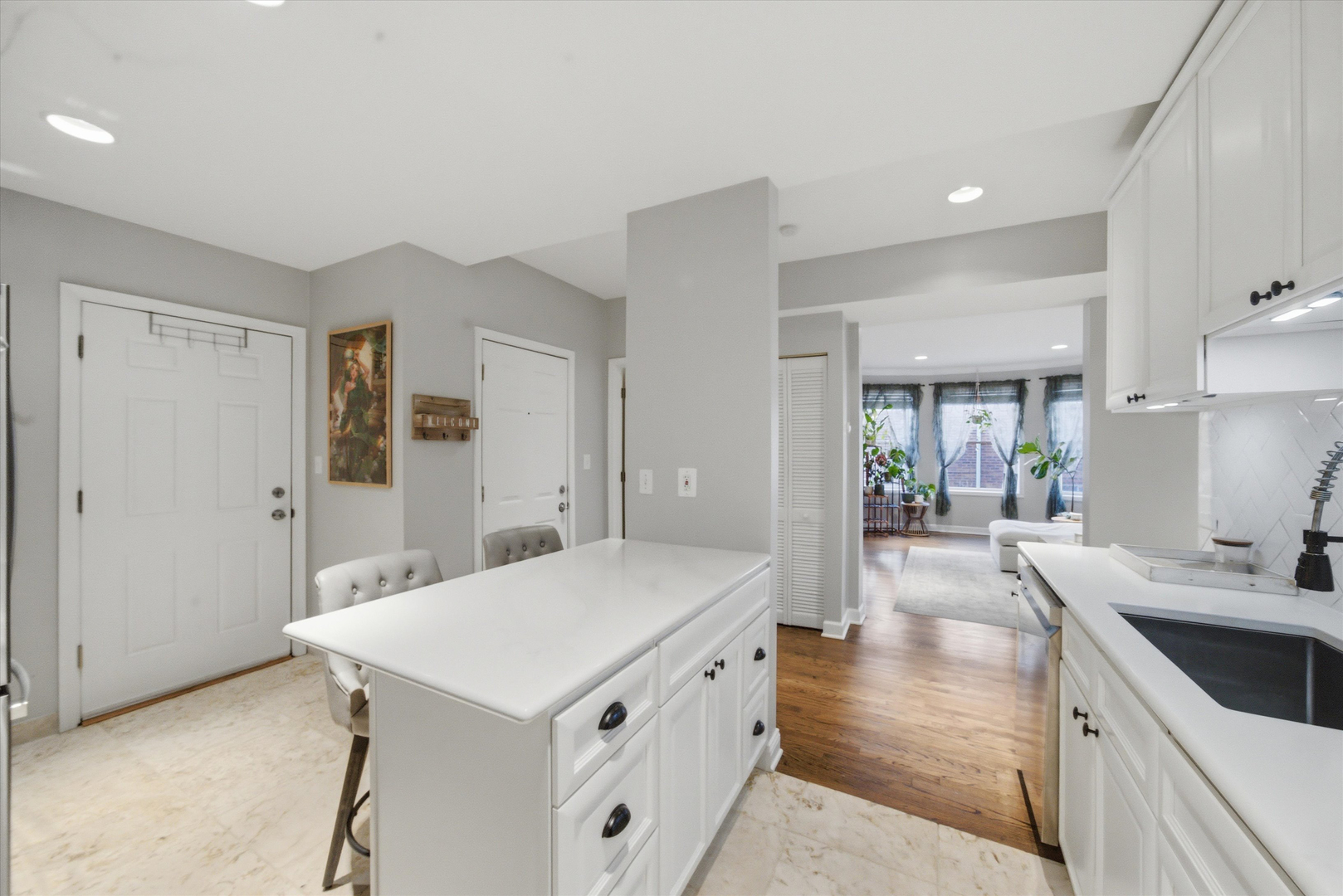 5953 N WINTHROP Avenue 1E