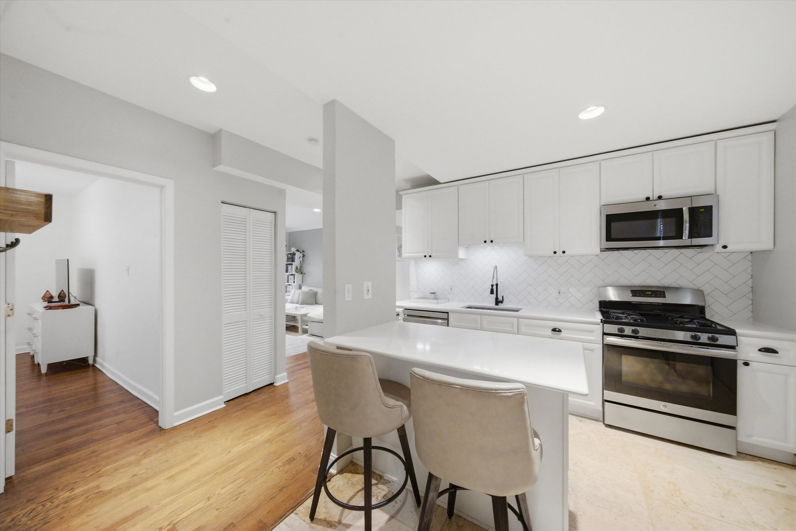 5953 N WINTHROP Avenue 1E