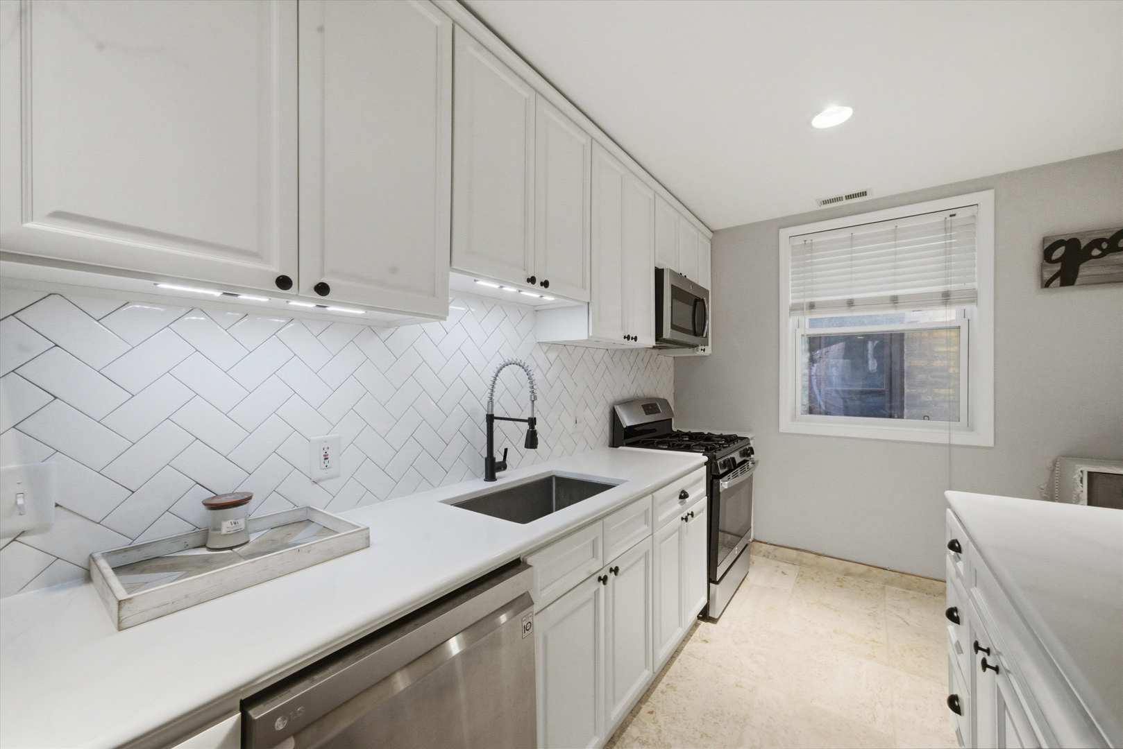 5953 N WINTHROP Avenue 1E