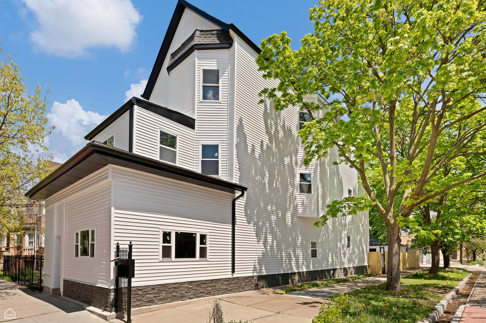 Chicago, Illinois 60618, United States, 3 Bedrooms Bedrooms, ,1 BathroomBathrooms,Residential,Active,207359