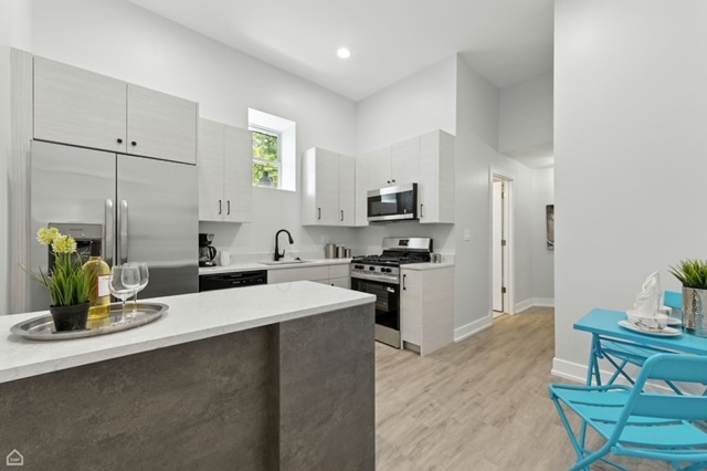 Chicago, Illinois 60618, United States, 3 Bedrooms Bedrooms, ,1 BathroomBathrooms,Residential,Active,207359