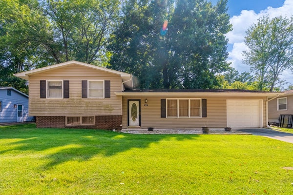 1815 W FREEMAN ST, CARBONDALE, IL 62901 - Image c19df18840e3713d35d9b5629fa52b24/1944125724